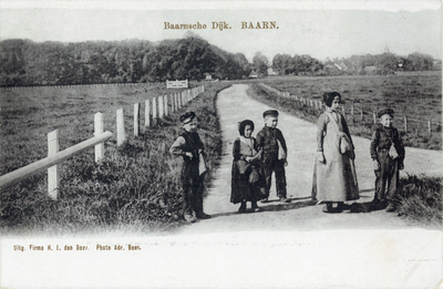 7259 Gezicht op de Baarnsche Dijk te Baarn uit het noordoosten, met op de voorgrond enkele kinderen in klederdracht.